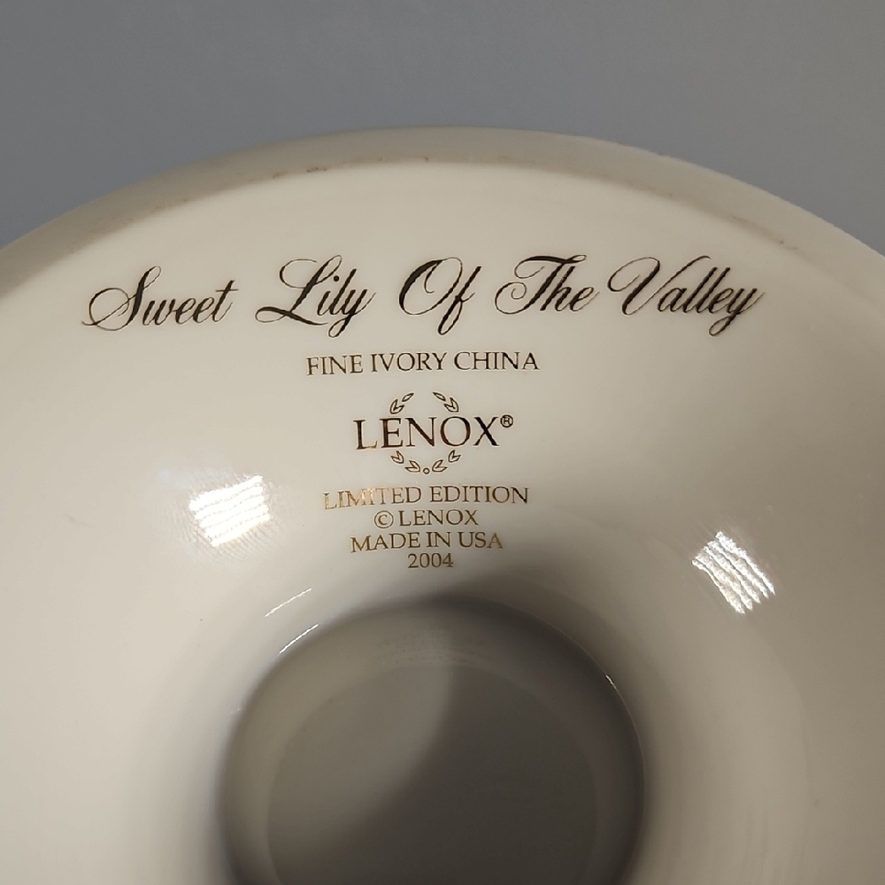 Lenox Cream Vase with Gold Trim - Picture 3 of 16